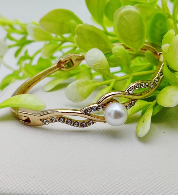 Graceful Adjustable Bracelet With Dazzling Pearl Accent